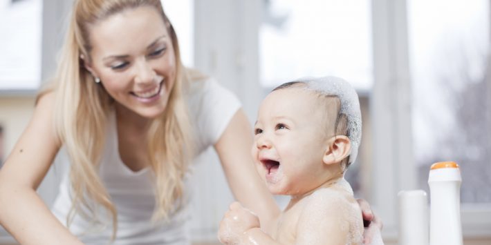 4 Kesalahan yang Biasa Dilakukan Saat Memandikan Bayi