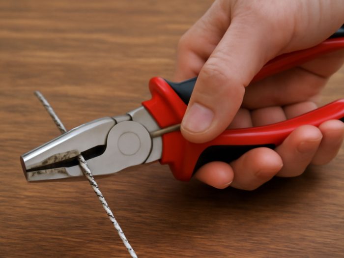 Tang kombinasi sedang memotong